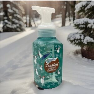 Bath & Body Works Foaming Hand Soap- Frosted Coconut Snowball (8.75 fl oz)